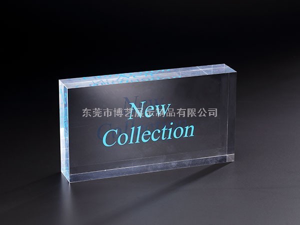 市面上的有機(jī)玻璃展示架定制貴嗎？