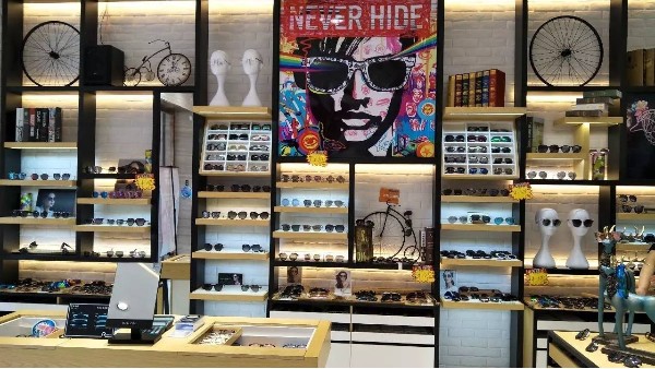 如何設(shè)計手機(jī)用的亞克力展示架呢？